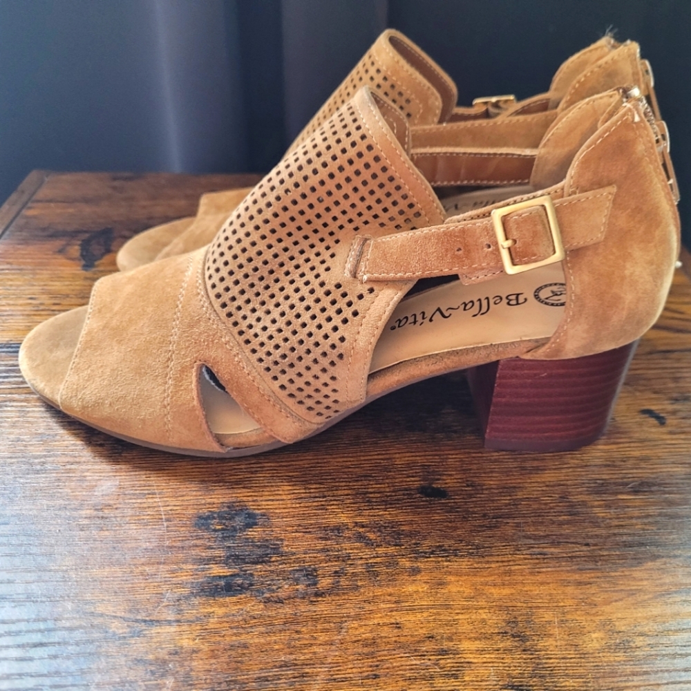 Bella Vita Illiana Suede Sandals--Like New!
